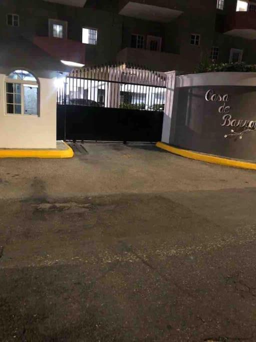 Escape At The Oasis- New Kingston Area -24Hrs Security, Elevator, Water Heater, Wifi Exterior foto